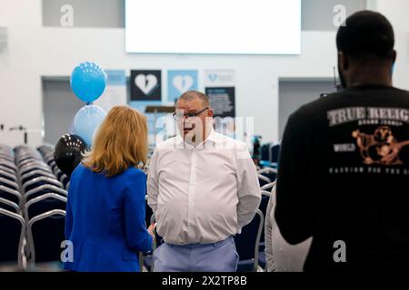 Wimbledon Football Club, Wimbledon. 23 avril 2024. Ce soir, le chancelier Jeremy Hunt a aidé à ouvrir l'association caritative « Charlie's Promise » par liaison vidéo. M. Hunt est un ami de longue date de la famille Cosser de Milford, dans le Surrey, qui a tragiquement perdu leur fils Charlie à cause d'un crime de couteau en juillet 2023. Le père de Charlie, Martin, a promis à Charlie alors qu'il était couché dans le coma à l'hôpital Royal Sussex qu'il passerait le reste de sa vie à éduquer les jeunes sur les dangers du crime au couteau. Son association caritative nouvellement formée, Charlie's Promise, a officiellement été lancée ce soir au Wimbledon Football Club Banque D'Images