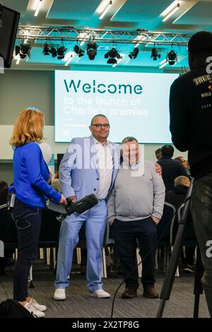 Wimbledon Football Club, Wimbledon. 23 avril 2024. Ce soir, le chancelier Jeremy Hunt a aidé à ouvrir l'association caritative « Charlie's Promise » par liaison vidéo. M. Hunt est un ami de longue date de la famille Cosser de Milford, dans le Surrey, qui a tragiquement perdu leur fils Charlie à cause d'un crime de couteau en juillet 2023. Le père de Charlie, Martin, a promis à Charlie alors qu'il était couché dans le coma à l'hôpital Royal Sussex qu'il passerait le reste de sa vie à éduquer les jeunes sur les dangers du crime au couteau. Son association caritative nouvellement formée, Charlie's Promise, a officiellement été lancée ce soir au Wimbledon Football Club Banque D'Images