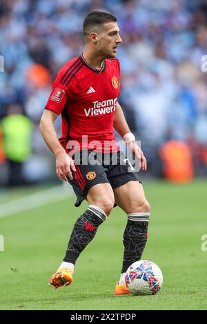 Londres, Royaume-Uni. 21 avril 2024. Le défenseur de Manchester United Diogo Dalot (20 ans) en action lors de la demi-finale de la Coupe de football Coventry City FC contre Manchester United FC Emirates au stade de Wembley, Londres, Angleterre, Royaume-Uni le 21 avril 2024 Credit : Every second Media/Alamy Live News Banque D'Images