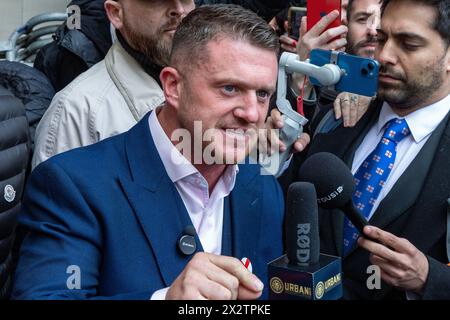 Londres, Royaume-Uni. 23 avril 2024. Le militant d’extrême droite Stephen Yaxley-Lennon, mieux connu sous le nom de Tommy Robinson, s’exprime devant le tribunal de première instance de Westminster après avoir été blanchi d’avoir violé un ordre de dispersion en vertu de la section 35 de la loi de 2014 sur la criminalité et la police lors d’une marche antisémitique à Westminster en novembre dernier. Un juge de district l'a acquitté jugeant que le pouvoir utilisé contre lui par la police métropolitaine n'avait pas été légalement autorisé. Crédit : Mark Kerrison/Alamy Live News Banque D'Images