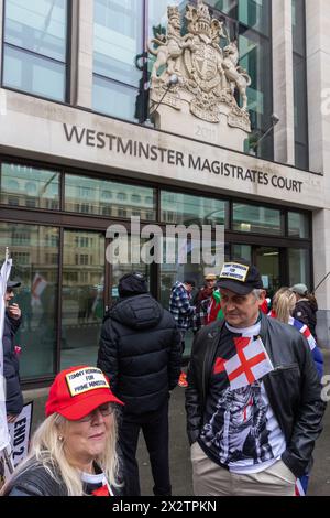 Londres, Royaume-Uni. 23 avril 2024. Les partisans du militant d’extrême droite Stephen Yaxley-Lennon, mieux connu sous le nom de Tommy Robinson, attendent devant le tribunal de première instance de Westminster lors d’une audience pour établir s’il a violé un ordre de dispersion en vertu de la section 35 de la loi de 2014 sur la criminalité et la police lors d’une marche antisémitique à Westminster en novembre dernier. Un juge de district l'a acquitté peu de temps après, jugeant que le pouvoir utilisé contre lui par la police métropolitaine n'avait pas été légalement autorisé. Crédit : Mark Kerrison/Alamy Live News Banque D'Images