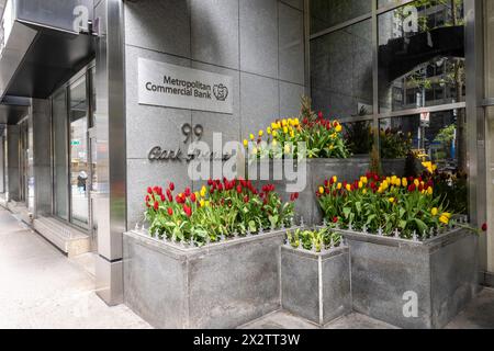 Des fleurs printanières décorent l'entrée principale du 99 Park Ave. à Murray Hill, 2024, New York City, États-Unis Banque D'Images