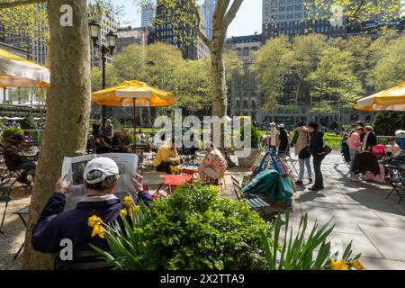 Bryant Park est une oasis urbaine derrière le bâtiment principal de la New York public Library à Midtown Manhattan, 2024, heure du printemps, New York City, États-Unis Banque D'Images