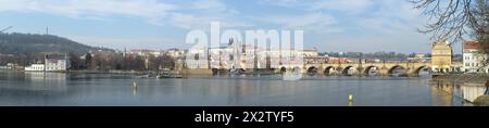 Vue panoramique vers la petite ville et le château de Prague avec le pont Charles au premier plan depuis le quai de Smetanovo à Prague, République tchèque. Banque D'Images