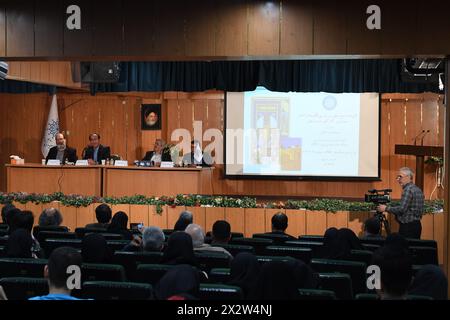 Téhéran, Iran. 22 avril 2024. Mohammad-Amir Jalali (2e l, arrière), président du Centre pour la recherche chinoise de l'Université Allameh Tabataba'i, en Iran, prend la parole lors d'une conférence commémorant le poète iranien et écrivain en prose Saadi Shirazi à Téhéran, Iran, le 22 avril 2024. Les experts iraniens ont souligné le rôle important que la culture peut jouer dans le développement des relations Iran-Chine dans divers domaines. Crédit : Shadati/Xinhua/Alamy Live News Banque D'Images