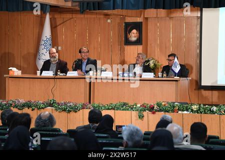 Téhéran, Iran. 22 avril 2024. Mohammad-Amir Jalali (2e l, arrière), président du Centre pour la recherche chinoise de l'Université Allameh Tabataba'i, en Iran, prend la parole lors d'une conférence commémorant le poète iranien et écrivain en prose Saadi Shirazi à Téhéran, Iran, le 22 avril 2024. Les experts iraniens ont souligné le rôle important que la culture peut jouer dans le développement des relations Iran-Chine dans divers domaines. Crédit : Shadati/Xinhua/Alamy Live News Banque D'Images