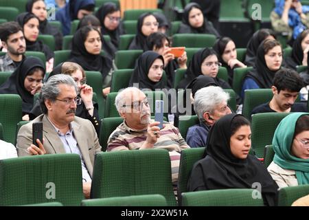 Téhéran, Iran. 22 avril 2024. Les gens assistent à une conférence pour commémorer le célèbre poète iranien et écrivain de prose Saadi Shirazi à Téhéran, Iran, le 22 avril 2024. Les experts iraniens ont souligné le rôle important que la culture peut jouer dans le développement des relations Iran-Chine dans divers domaines. Crédit : Shadati/Xinhua/Alamy Live News Banque D'Images