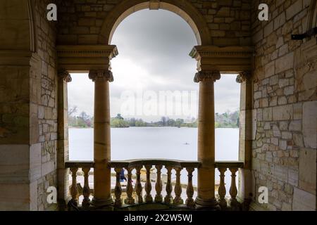 Loggia de Hever Castle par un après-midi nuageux de printemps, vue sur le lac, Hever, Kent, Angleterre Banque D'Images