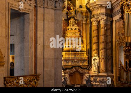 Porto, Portugal - 02.2024 : intérieur de l'église des Clérigos (Igreja dos Clérigos) dans la ville de Porto, Portugal. Banque D'Images