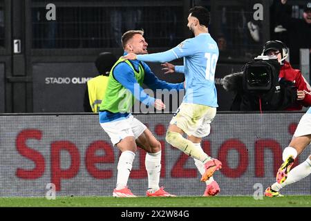 Rome, Italie. 23 avril 2024. Valentin Castellanos célèbre avec Ciro immobile du SS Lazio après avoir marqué un but lors de la demi finale de la Coppa Italia entre le SS Lazio et la Juventus FC au Stadio Olimpico le 23 avril 2024 à Rome, Italie. Crédit : Nicola Ianuale/Alamy Live News Banque D'Images