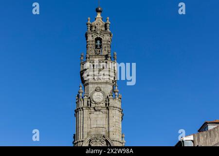 Détail de la tour de l'horloge de la Tour Clérigos à Porto, Portugal Banque D'Images