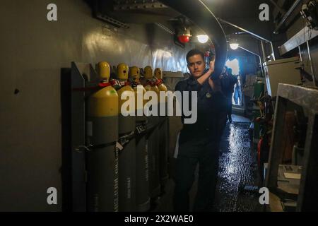 Océan Pacifique Nord. 15 avril 2024. Les marins à bord du destroyer à missiles guidés de classe Arleigh Burke USS Howard (DDG 083) mènent une opération de lavage en eau douce dans l'océan Pacifique Nord, le 15 avril. Howard est déployé vers l'avant et affecté au Destroyer Squadron (DESRON) 15, au plus grand Desron des Navys et à la 7e force de surface principale de la flotte des États-Unis. (Crédit image : © Alexandria Esteban/U.S. Navy/ZUMA Press Wire) USAGE ÉDITORIAL UNIQUEMENT ! Non destiné à UN USAGE commercial ! Banque D'Images