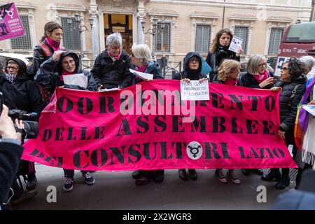 Rome, Italie. 22 avril 2024. Sit-in devant le Palais du Sénat à Rome organisé par des militants de l'association 'non Una di Meno' (photo de Matteo Nardone/Pacific Press) crédit : Pacific Press Media production Corp./Alamy Live News Banque D'Images