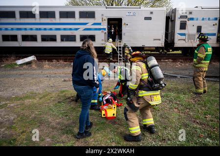 Les victimes présumées sont retirées d'un train du LIRR (long Island Rail Road) lors d'un exercice d'incident impliquant de nombreuses victimes qui s'est tenu à Amagansett, NY, le 21 avril 2024. L'exercice a été organisé par le Service d'incendie d'Amagansett, en collaboration avec l'East Hampton Town Chiefs Association, l'hôpital Stony Brook Southampton et le MTA/LIRR. Banque D'Images