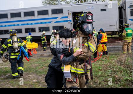 Les victimes présumées sont retirées d'un train du LIRR (long Island Rail Road) lors d'un exercice d'incident impliquant de nombreuses victimes qui s'est tenu à Amagansett, NY, le 21 avril 2024. L'exercice a été organisé par le Service d'incendie d'Amagansett, en collaboration avec l'East Hampton Town Chiefs Association, l'hôpital Stony Brook Southampton et le MTA/LIRR. Banque D'Images