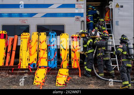 Les victimes présumées sont retirées d'un train du LIRR (long Island Rail Road) lors d'un exercice d'incident impliquant de nombreuses victimes qui s'est tenu à Amagansett, NY, le 21 avril 2024. L'exercice a été organisé par le Service d'incendie d'Amagansett, en collaboration avec l'East Hampton Town Chiefs Association, l'hôpital Stony Brook Southampton et le MTA/LIRR. Banque D'Images