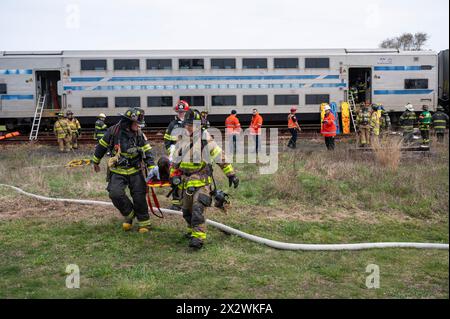 Les victimes présumées sont retirées d'un train du LIRR (long Island Rail Road) lors d'un exercice d'incident impliquant de nombreuses victimes qui s'est tenu à Amagansett, NY, le 21 avril 2024. L'exercice a été organisé par le Service d'incendie d'Amagansett, en collaboration avec l'East Hampton Town Chiefs Association, l'hôpital Stony Brook Southampton et le MTA/LIRR. Banque D'Images