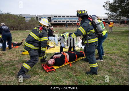 Les victimes présumées sont retirées d'un train du LIRR (long Island Rail Road) lors d'un exercice d'incident impliquant de nombreuses victimes qui s'est tenu à Amagansett, NY, le 21 avril 2024. L'exercice a été organisé par le Service d'incendie d'Amagansett, en collaboration avec l'East Hampton Town Chiefs Association, l'hôpital Stony Brook Southampton et le MTA/LIRR. Banque D'Images