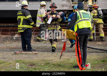 Les victimes présumées sont retirées d'un train du LIRR (long Island Rail Road) lors d'un exercice d'incident impliquant de nombreuses victimes qui s'est tenu à Amagansett, NY, le 21 avril 2024. L'exercice a été organisé par le Service d'incendie d'Amagansett, en collaboration avec l'East Hampton Town Chiefs Association, l'hôpital Stony Brook Southampton et le MTA/LIRR. Banque D'Images