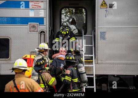 Les victimes présumées sont retirées d'un train du LIRR (long Island Rail Road) lors d'un exercice d'incident impliquant de nombreuses victimes qui s'est tenu à Amagansett, NY, le 21 avril 2024. L'exercice a été organisé par le Service d'incendie d'Amagansett, en collaboration avec l'East Hampton Town Chiefs Association, l'hôpital Stony Brook Southampton et le MTA/LIRR. Banque D'Images