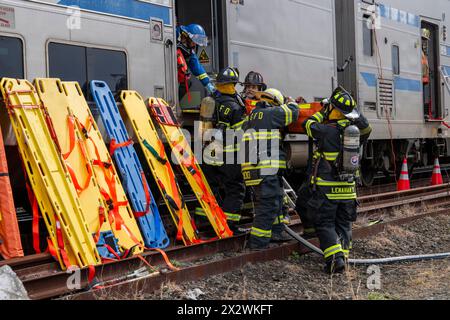 Les victimes présumées sont retirées d'un train du LIRR (long Island Rail Road) lors d'un exercice d'incident impliquant de nombreuses victimes qui s'est tenu à Amagansett, NY, le 21 avril 2024. L'exercice a été organisé par le Service d'incendie d'Amagansett, en collaboration avec l'East Hampton Town Chiefs Association, l'hôpital Stony Brook Southampton et le MTA/LIRR. Banque D'Images