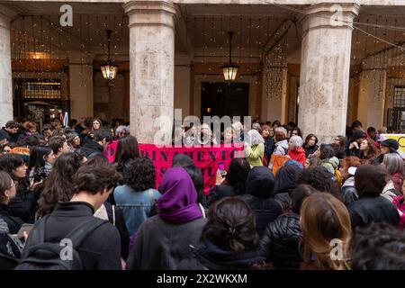 Rome, Italie. 22 avril 2024. Sit-in devant le Palais du Sénat à Rome organisé par des militants de l'association 'non Una di Meno' (photo de Matteo Nardone/Pacific Press/Sipa USA) crédit : Sipa USA/Alamy Live News Banque D'Images