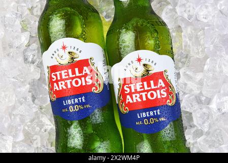 IRVINE, CALIFORNIE - 23 APR 2024 : gros plan de deux bouteilles de Stella Artois Liberte, une bière sans alcool sur un lit de glace. Banque D'Images