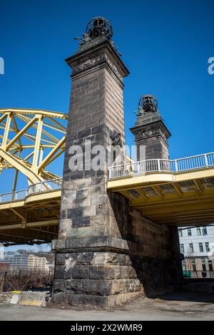 Le pont David McCullough Bridge, ou Sixth Street Bridge, Pittsburgh, Strip District, encadré par un ciel bleu clair. Banque D'Images