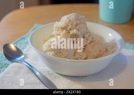 Un bol préparé de crème glacée fraîche et froide à la vanille le matin. Banque D'Images