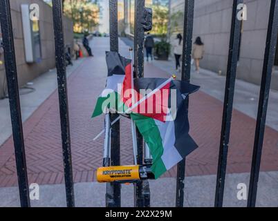 NEW YORK, NEW York – 22 avril 2024 : des drapeaux palestiniens sont vus sur une porte verrouillée à une entrée du campus de l’Université Columbia. Banque D'Images