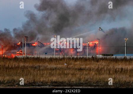 Edmonton, Canada. 22 avril 2024. Un incendie de 5 alarmes détruit un hangar aérien historique de la seconde Guerre mondiale alors que le service d'incendie d'Edmonton protège le site de la propagation à d'autres bâtiments. Le hangar qui a été construit en 1942 a été déclaré un bâtiment historique d'importance pour sa part dans l'expédition d'équipements, de troupes et d'avions pour les forces américaines en route vers la Russie. La cause de l'incendie fait actuellement l'objet d'une enquête et aucun mot n'est encore dit concernant les dommages estimés. Crédit : SOPA images Limited/Alamy Live News Banque D'Images