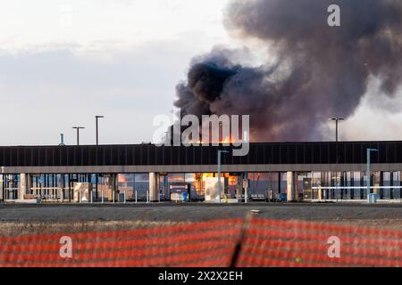 Edmonton, Canada. 22 avril 2024. Un incendie de 5 alarmes détruit un hangar aérien historique de la seconde Guerre mondiale alors que le service d'incendie d'Edmonton protège le site de la propagation à d'autres bâtiments. Le hangar qui a été construit en 1942 a été déclaré un bâtiment historique d'importance pour sa part dans l'expédition d'équipements, de troupes et d'avions pour les forces américaines en route vers la Russie. La cause de l'incendie fait actuellement l'objet d'une enquête et aucun mot n'est encore dit concernant les dommages estimés. Crédit : SOPA images Limited/Alamy Live News Banque D'Images