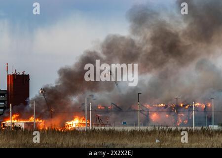 Edmonton, Canada. 22 avril 2024. Un incendie de 5 alarmes détruit un hangar aérien historique de la seconde Guerre mondiale alors que le service d'incendie d'Edmonton protège le site de la propagation à d'autres bâtiments. Le hangar qui a été construit en 1942 a été déclaré un bâtiment historique d'importance pour sa part dans l'expédition d'équipements, de troupes et d'avions pour les forces américaines en route vers la Russie. La cause de l'incendie fait actuellement l'objet d'une enquête et aucun mot n'est encore dit concernant les dommages estimés. Crédit : SOPA images Limited/Alamy Live News Banque D'Images