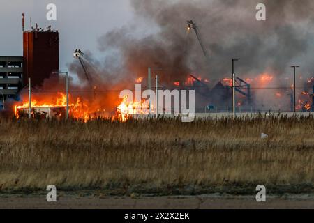 Edmonton, Canada. 22 avril 2024. Un incendie de 5 alarmes détruit un hangar aérien historique de la seconde Guerre mondiale alors que le service d'incendie d'Edmonton protège le site de la propagation à d'autres bâtiments. Le hangar qui a été construit en 1942 a été déclaré un bâtiment historique d'importance pour sa part dans l'expédition d'équipements, de troupes et d'avions pour les forces américaines en route vers la Russie. La cause de l'incendie fait actuellement l'objet d'une enquête et aucun mot n'est encore dit concernant les dommages estimés. Crédit : SOPA images Limited/Alamy Live News Banque D'Images