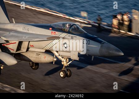 USS Harry S Truman, États-Unis. 17 février 2024. Un avion de chasse F/A-18E Super Hornet de l'US Navy du Pukin' Dogs of Strike Fighter Squadron 143, atterrit sur le pont d'envol du porte-avions de classe Nimitz USS Harry S. Truman en cours d'opérations de routine, le 15 avril 2024, sur l'océan Atlantique. Crédit : MC2 Tate Cardinal/U.S. Navy photo/Alamy Live News Banque D'Images