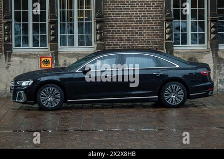 09.02.2024, Brême, Brême, Allemagne - la limousine du président allemand Frank-Walter Steinmeier attend devant l'hôtel de ville historique. 00A240209D291CA Banque D'Images