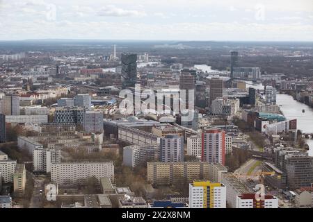 23.02.2024, Berlin, Berlin, Allemagne - vue de Berlin-Friedrichshain depuis la tour de télévision. Au premier plan, immeubles résidentiels de grande hauteur à proximité Banque D'Images