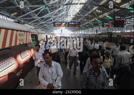 09.12.2011, Mumbai, Maharashtra, Inde - les navetteurs et les voyageurs ferroviaires sur un quai à la gare de Chhatrapati Shivaji Maharaj Terminus dans le sud de l'île Banque D'Images