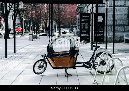 Vancouver, Canada - février 27 2024 : un vélo cargo verrouillé à l'entrée latérale de la Vancouver Art Gallery sur Hornby Street Banque D'Images