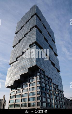 22.11.2023, Berlin, , Allemagne - Europe - vue de la nouvelle tour de bureaux Edge East Side Berlin - Amazone Tower dans le quartier Friedrichshain de Berlin Banque D'Images