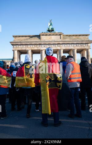 08.01.2024, Berlin, , Allemagne - Europe - plusieurs milliers d'agriculteurs et d'artisans avec leurs tracteurs et leurs camions participent à la manifestation du Fa libre Banque D'Images