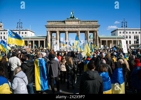24.02.2024, Berlin, , Allemagne - Europe - environ 5000 personnes participent à un rassemblement de protestation pro-ukrainien pacifique pour le deuxième anniversaire de la Russi Banque D'Images