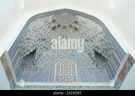 Vue rapprochée de l'un des arcs décorés en mosaïque du mausolée Amir Temur à Samarkand Banque D'Images