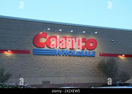 Las Vegas, Nevada, États-Unis. 3 juin 2022. Un logo de Costco Wholesale Corporation est affiché à l'extérieur de leur entrepôt. Costco Wholesale Corporation, un magasin de détail basé sur les membres, est le cinquième plus grand détaillant au monde avec 828 entrepôts dans le monde. Avec 572 entrepôts situés aux États-Unis. (Crédit image : © Gabe Ginsberg/SOPA images via ZUMA Press Wire) USAGE ÉDITORIAL SEULEMENT! Non destiné à UN USAGE commercial ! Banque D'Images