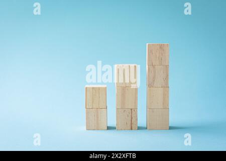 Empilement de cubes de bois comme escalier. Concept pour la croissance de l'entreprise ou le processus de réussite. Banque D'Images