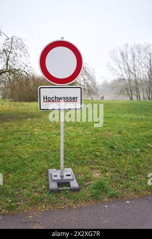 Signe avec l'inscription allemande Hochwasser lors d'une inondation à Magdebourg en Allemagne en janvier 2024. Traduction : haute eau Banque D'Images