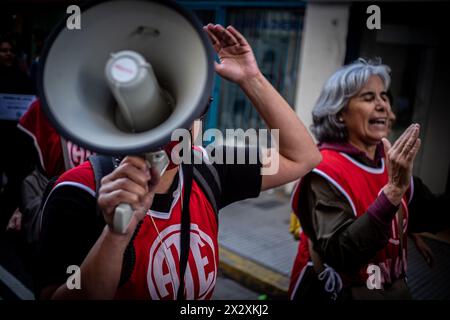 Buenos Aires, Buenos Aires, Argentine. 23 avril 2024. Près d'un million de personnes ont défilé à travers le pays. Des étudiants universitaires et secondaires y ont participé, ainsi que des enseignants, des non-enseignants et des travailleurs de divers secteurs. Syndicats, organisations sociales et partis politiques y ont adhéré. L'ajustement promu par Javier Milei implique une réduction de 71% du budget national pour les universités. Après avoir entendu la nouvelle, les recteurs des universités les plus importantes du pays ont expliqué que le budget est suffisant pour qu’elles fonctionnent jusqu’en juin, comme c’est le cas de l’Université de Buenos Aires. (Crédit Banque D'Images