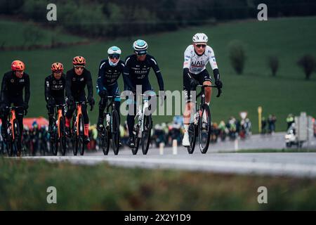 Liège, Belgique. 21 avril 2024. Photo Zac Williams/SWpix.com - 21/04/2024 - cyclisme - 2024 Liège-Bastogne-Liège - le peloton. Crédit : SWpix/Alamy Live News Banque D'Images