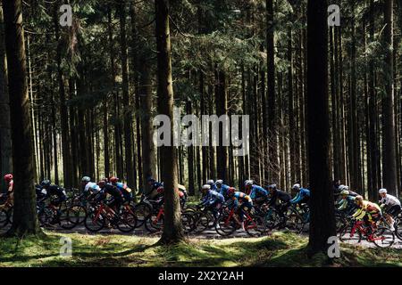 Liège, Belgique. 21 avril 2024. Photo Zac Williams/SWpix.com - 21/04/2024 - cyclisme - 2024 Liège-Bastogne-Liège - le peloton. Crédit : SWpix/Alamy Live News Banque D'Images