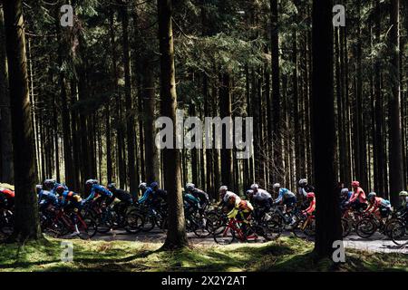 Liège, Belgique. 21 avril 2024. Photo Zac Williams/SWpix.com - 21/04/2024 - cyclisme - 2024 Liège-Bastogne-Liège - le peloton. Crédit : SWpix/Alamy Live News Banque D'Images